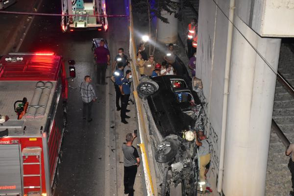 İzmir'de hafif ticari araç üst geçitten tren raylarına uçtu: 1 ölü, 5 yaralı - Resim: 0