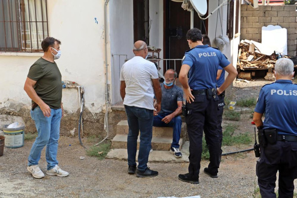 Antalya'da eşiyle tartışıyordu! Kapıda onları görünce çılgına döndü - Resim: 0