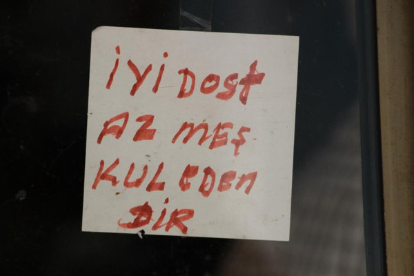 Trabzon'da dükkanın camına astığı bu yazıdan sonra cirosu arttı - Resim: 0