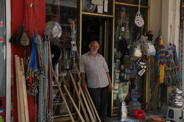 Trabzon'da dükkanın camına astığı bu yazıdan sonra cirosu arttı - Resim: 1
