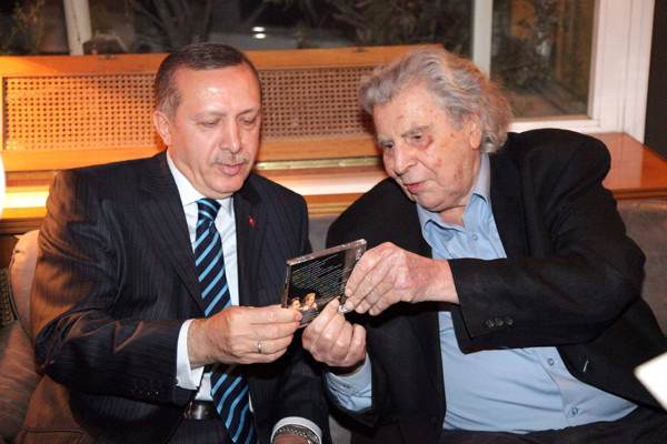 Türkiye dostu ünlü sanatçı Mikis Theodorakis hayatını kaybetti - Resim: 1