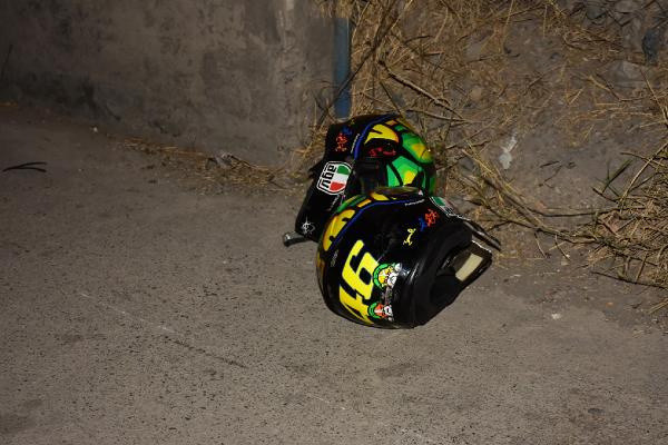 İzmir'de kaldırıma çarpan motosiklet metrelerce sürüklendi: 1 ölü, 1 yaralı - Resim: 0