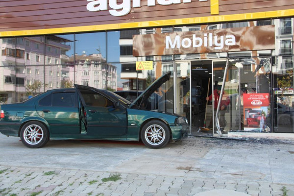 Erzurum'da lastiği patlayınca dükkana daldı! Facianın eşiğinden dönüldü! - Resim: 0