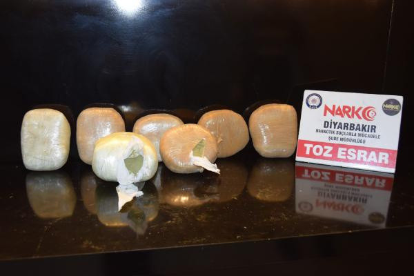 Diyarbakır'da kadın polisin aracından kilo kilo uyuşturucu çıktı: Cinsel içerikli video... - Resim: 0