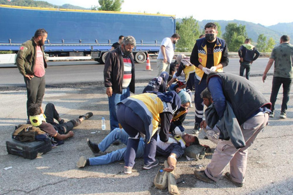 Düzce'de işçi servisi otoyolda dönmeye çalışınca olanlar oldu! Yaralılar var - Resim: 0