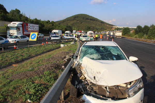 Düzce'de işçi servisi otoyolda dönmeye çalışınca olanlar oldu! Yaralılar var - Resim: 1