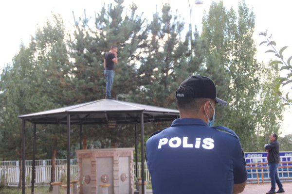 Erzurum'da polise huzur vermedi! 4 gün sonra şadırvan tepesinde ortaya çıktı - Resim: 0