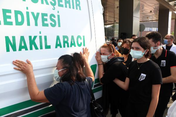 Adana'da koronavirüsten ölen doktora hastane önünde gözyaşlarıyla veda - Resim: 0
