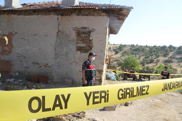 Manisa'da vahşet! Babasını boğazını keserek öldürdü, ablasının evinde yakalandı - Resim: 0