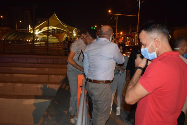 Malatya'da ağlayarak yer değiştirdi: Ekipler uzun süre dil döktü - Resim: 0