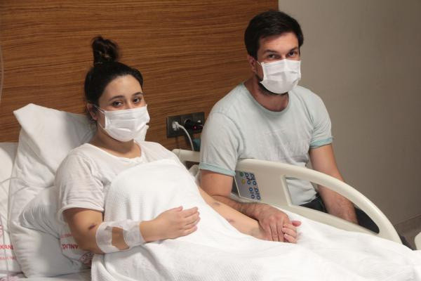 Aşı yaptırmadı! Bebeği kuvöze kendi yoğun bakıma alındı - Resim: 0