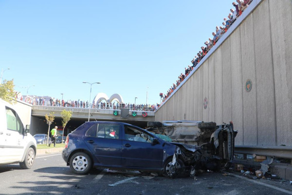 Malatya'da kazayı duyan meraklı vatandaşlar akın etti! Film izler gibi izlediler - Resim: 0