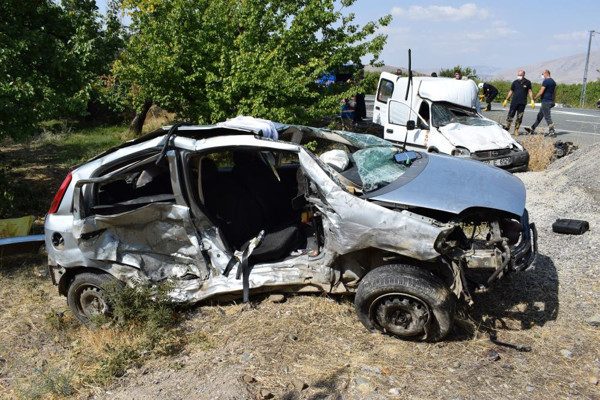 Malatya'da feci kaza! 2 araç birbirine girdi: Ölüler ve yaralılar var - Resim: 0