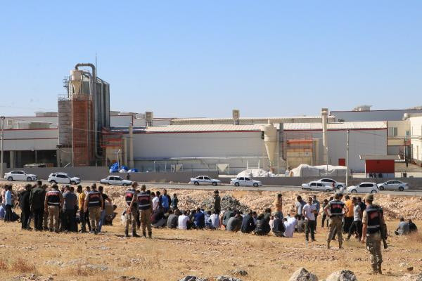 Şanlıurfa'da sendikaya üye olan 300 işçi işten çıkarıldı! Bekleyiş sürüyor - Resim: 0