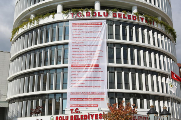 Bolu'da Tanju Özcan talimat verdi Erdoğan'a destek pankartı asıldı: Derhal kapatılmalı - Resim: 0