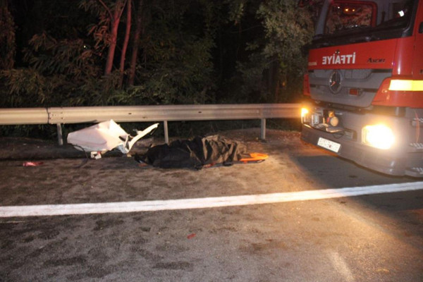 Kocaeli'de korkunç kaza! TIR'a arkadan çarptı demir yığınına döndü - Resim: 0