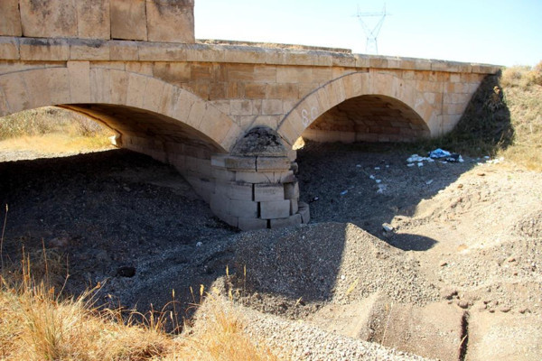 Sivas'ta tarihi geçiş köprüsü talan edildi! Yıkılmak üzere - Resim: 0