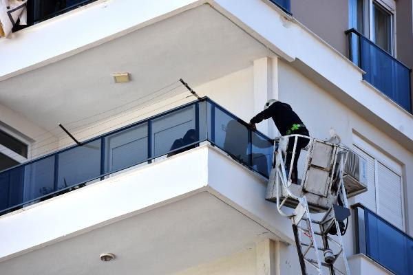 Antalya'da hava almak için çıktığı balkonda mahsur kaldı - Resim: 0