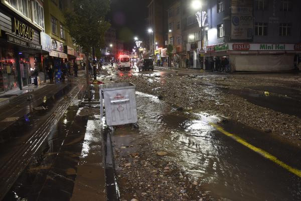 Sivas'ta şebeke suyu patladı! Cadde molozlarla kaplandı - Resim: 0