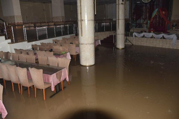 Sivas'ta şebeke suyu patladı! Cadde molozlarla kaplandı - Resim: 1