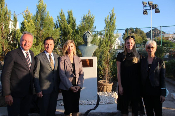 Ferhan Şensoy'un büstü yapıldı! Kızı görünce gözyaşlarına boğuldu: Maalesef mümkün olmadı - Resim: 0