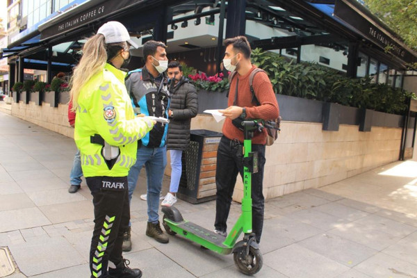 İstanbul'da kaldırımda scooter kullanan gencin tepkisi pes dedirtti - Resim: 0
