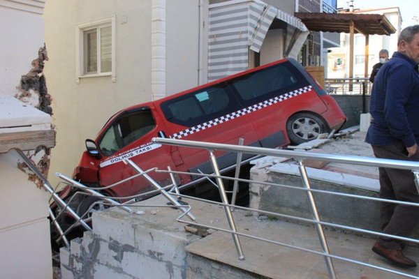 Kocaeli'de dolmuş taksi bina boşluğunda asılı kaldı! Gören şaştı kaldı - Resim: 0