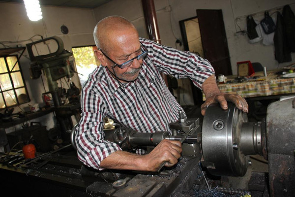 Aydın'da 48 yıldır bu işi yapıyor! Esnafın kurtarıcısı oldu: Çırak bulamıyor - Resim: 1