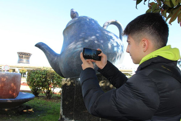 Rize'de görenler telefona sarıldı! Dev çaydanlık vatandaşları şaşırttı - Resim: 1