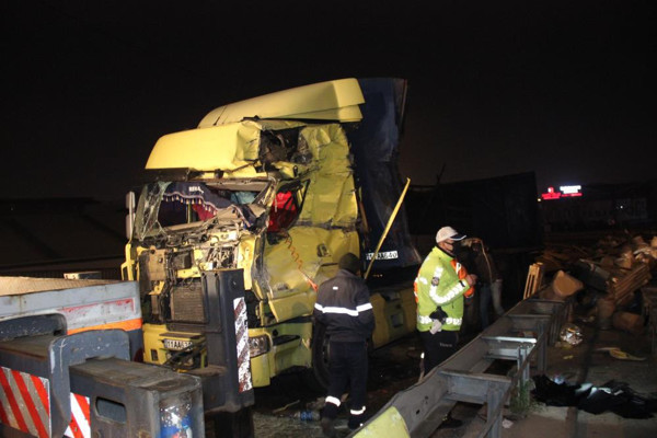 Kocaeli'de feci kazada TIR kullanılamaz hale geldi! Variller yola saçıldı - Resim: 0