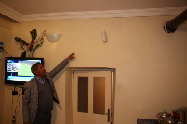 Erzurum'da depremde evi hasar gördü: Korkumuzdan evimize giremiyoruz - Resim: 0