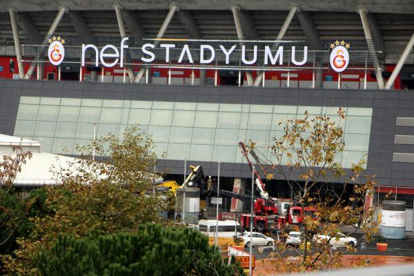Galatasaray'ın stadyumunda vinç devrildi: 3 yaralı - Resim: 0