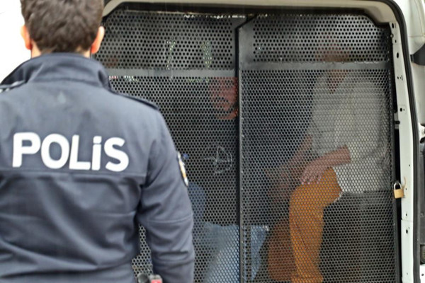 Antalya'da polise zorluk çıkardı! Taşla ekip otosuna saldırdı - Resim: 0