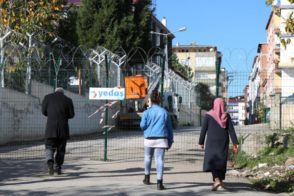 Samsun'da sokağa gelen mahalleli şaşkına döndü: 2 dakikalık yolu 15-20 dakika dolanıyoruz - Resim: 0