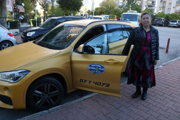 Antalya'da kadın taksiciye satırla dehşeti yaşattı: Çay bardağını kafama doğru fırlattı - Resim: 1