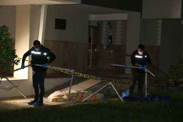 Antalya'da şüpheli olay! Site bahçesinde cesedi gören şok oldu: Yalnız yaşıyordu - Resim: 0