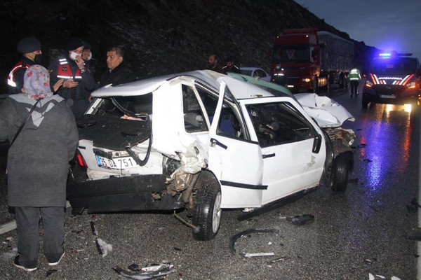 Manisa'da 11 araç birbirine girdi! Ortalık savaş alanına döndü: Trafik kilitlendi - Resim: 1