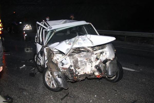 Manisa'da 11 araç birbirine girdi! Ortalık savaş alanına döndü: Trafik kilitlendi - Resim: 0