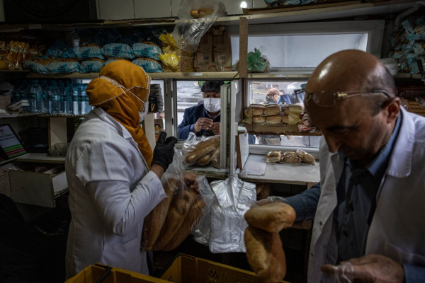 Ekmek kuyruğu ABD gazetesinde haber oldu: İnsanlara sormanıza gerek yok - Resim: 1