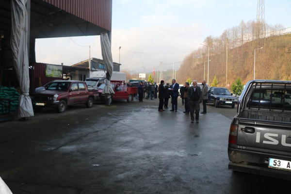 Rize'de ucuza almak için kuyruğa girdiler! 5 bin TL'den satışa sunuldu - Resim: 1