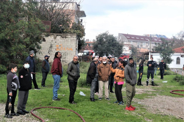Antalya'da asırlık bina alev alev yandı! Vatandaş isyan etti: Yazık oluyor, tarihi yakıyorlar - Resim: 0