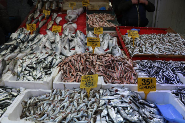 Soğukla birlikte satışlar arttı! Balık fiyatları cepleri yaktı: Ucuzlayacağını zannetmiyoruz. - Resim: 1