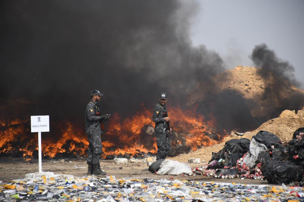 250 milyon dolar değerinde! Binlerce telefon ve alkol imha edildi - Resim: 0