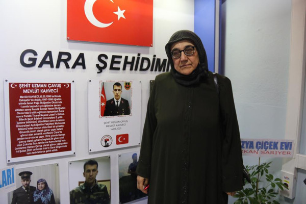 Eskişehir'de şehit annesine gözyaşlarına boğuldu: Çok duygulandım, çok sevindim, ayaklarına taş değmesin - Resim: 0