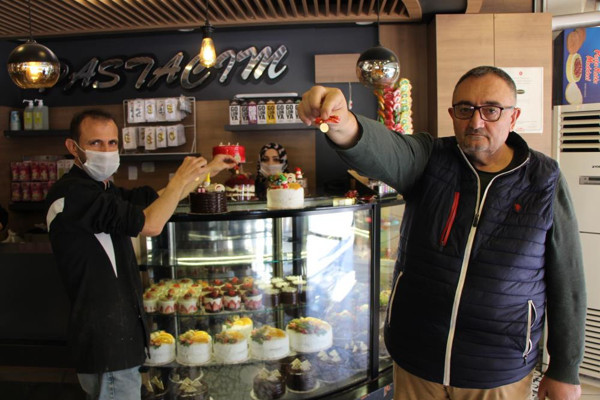 Amasya'da pastanedeki yazıyı görenler şaştı kaldı! 7 yıldır yapıyor: Müşterilerimizi şimdiden uyarıyorum - Resim: 1