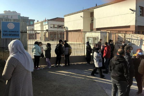 İzmir'de ortalık karıştı! Ortaokulda taciz gerginliği kantinci tutuklandı - Resim: 0