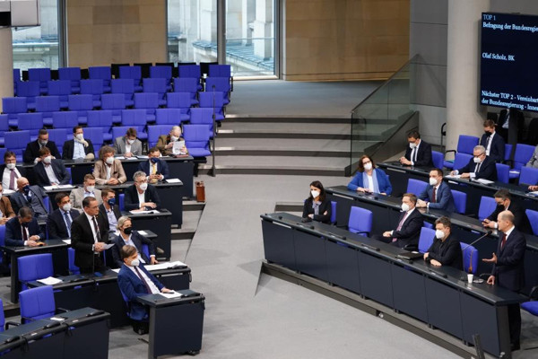 Mecliste 'aşı zorunlu hale gelmeli' deyince pankartlı protesto başladı: Parçalanmadan özgürlük - Resim: 0