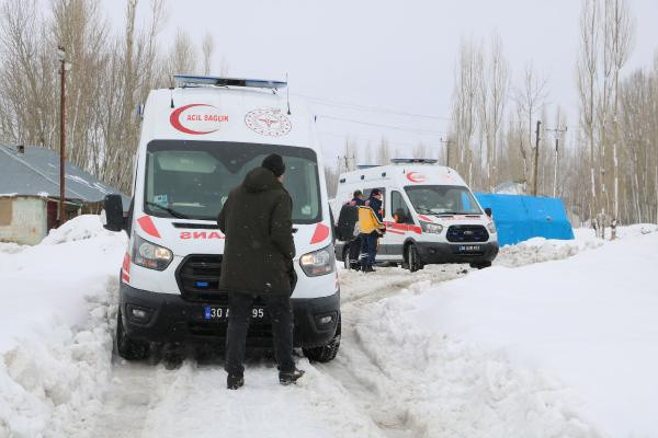 Hakkari'de şebeke arızası için gittikleri köyde üzerlerine çığ düştü: Yaralılar var - Resim: 0