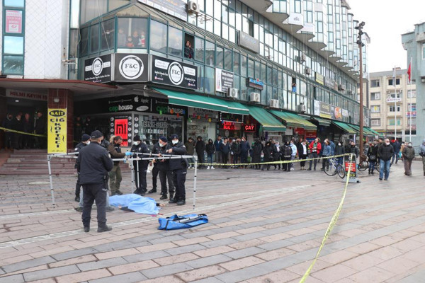 Sakarya'da şehir merkezinde korkunç olay! Görenler oraya koştu - Resim: 0