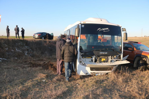 Edirne'de yolcu otobüsü tarlaya uçtu: Yaralılar var - Resim: 0